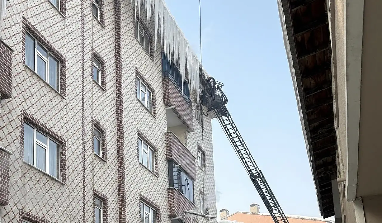 Ağrı'da çatılardaki buzlar temizleniyor, sokaklarda kar mesaisi devam ediyor
