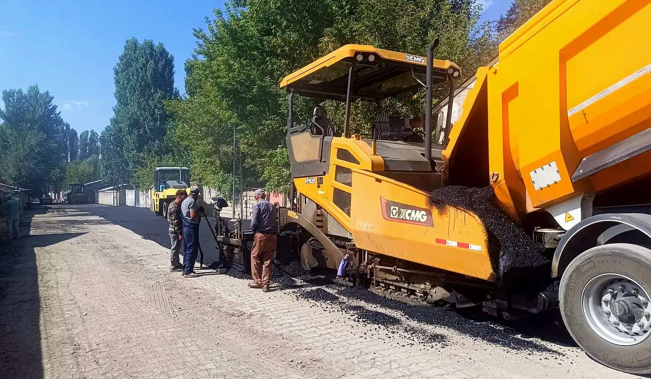 Ağrı'da asfalt mesaisi hız kesmiyor: Cadde ve sokaklar yenileniyor