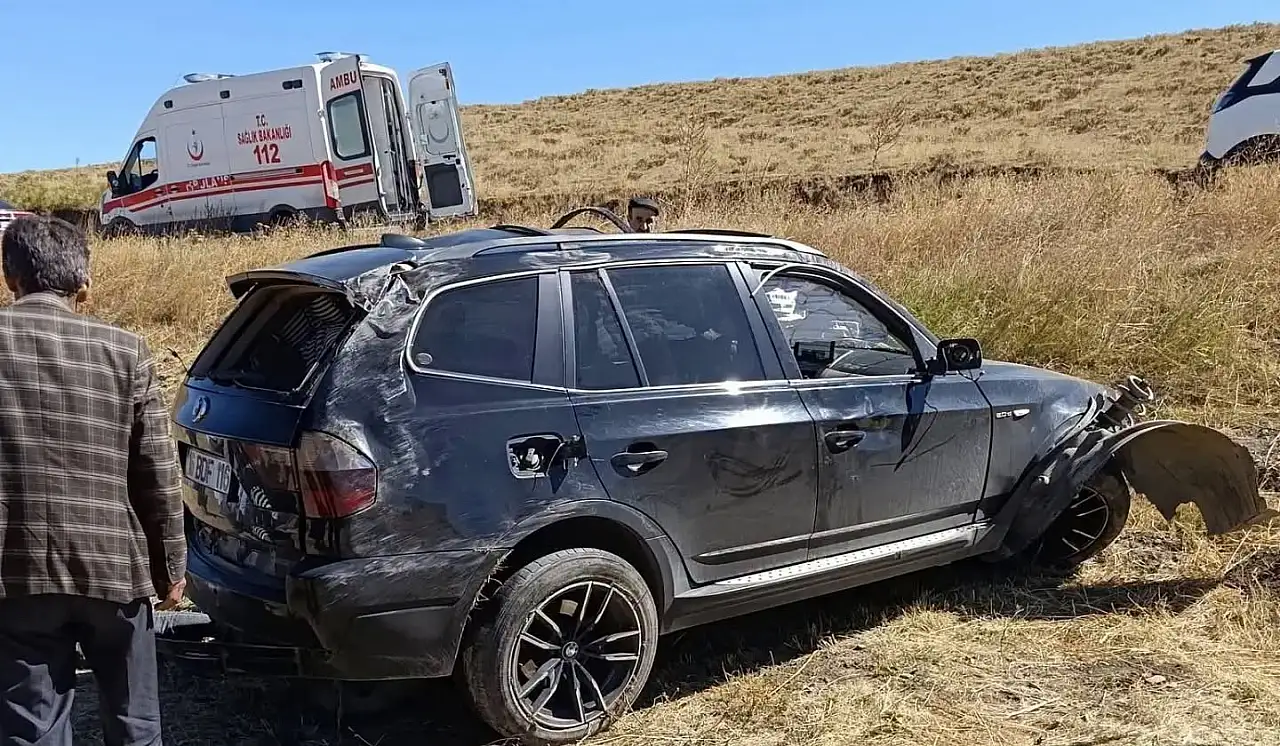 Ağrı'da otomobil şarampole uçtu! 3 yaralı var