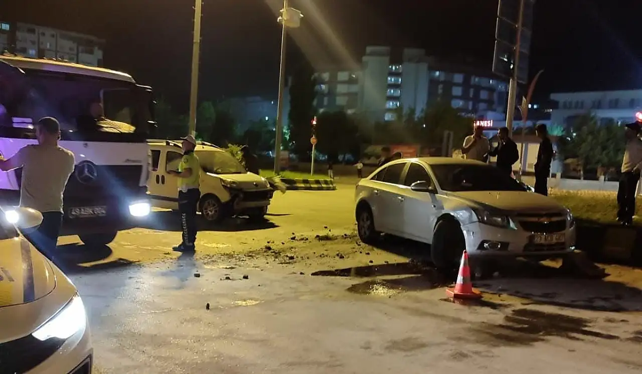 Muş'ta Hastane Kavşağı'nda gece kazası 2 kişi yaralandı