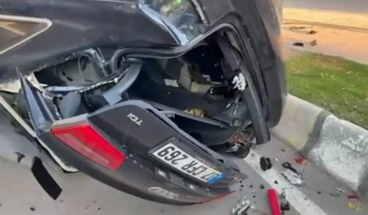 Patnos'ta hız kazaya neden oldu, araç takla attı: Yaralılar var