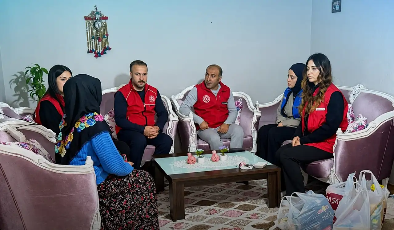 Ağrı'da gençler kapıları bu kez iyilik için çaldı