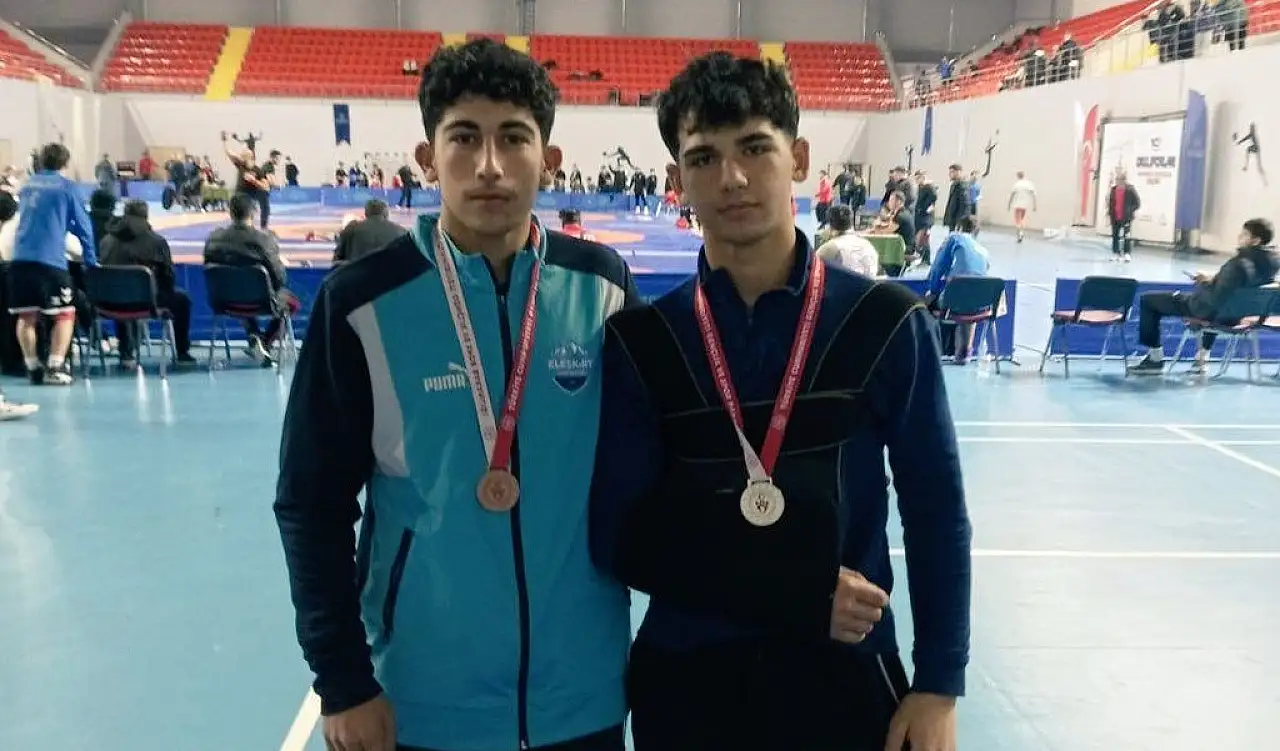 Ağrılı güreşçiler Trabzon'dan madalyalarla döndü