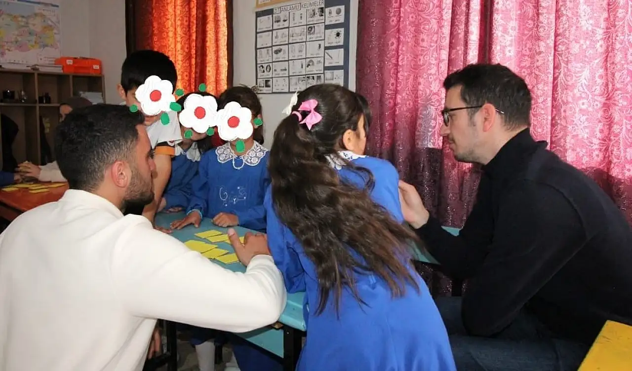 Ağrı'da köy okuluna taşınan 'Bir Mont Bir Bot Bir Bilgi' projesi minikleri sevindirdi