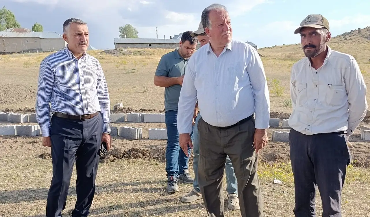 Patnos'ta müdür okul okul geziyor! Şantiye işçisi gibi inşaatlarda bekliyor