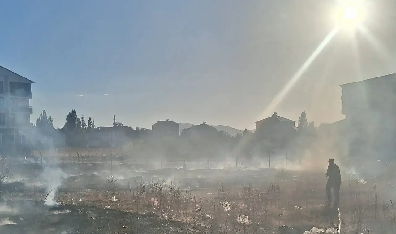 Ağrı'da alevler evlere doğru ilerledi, Çocuklar ve aileler bölgeden uzaklaştı