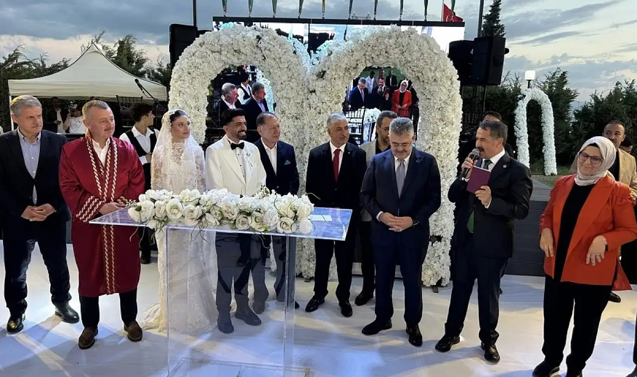 Ağrılı başkanın oğlunun düğününde nikâh cüzdanını Ağrılı vekil verdi