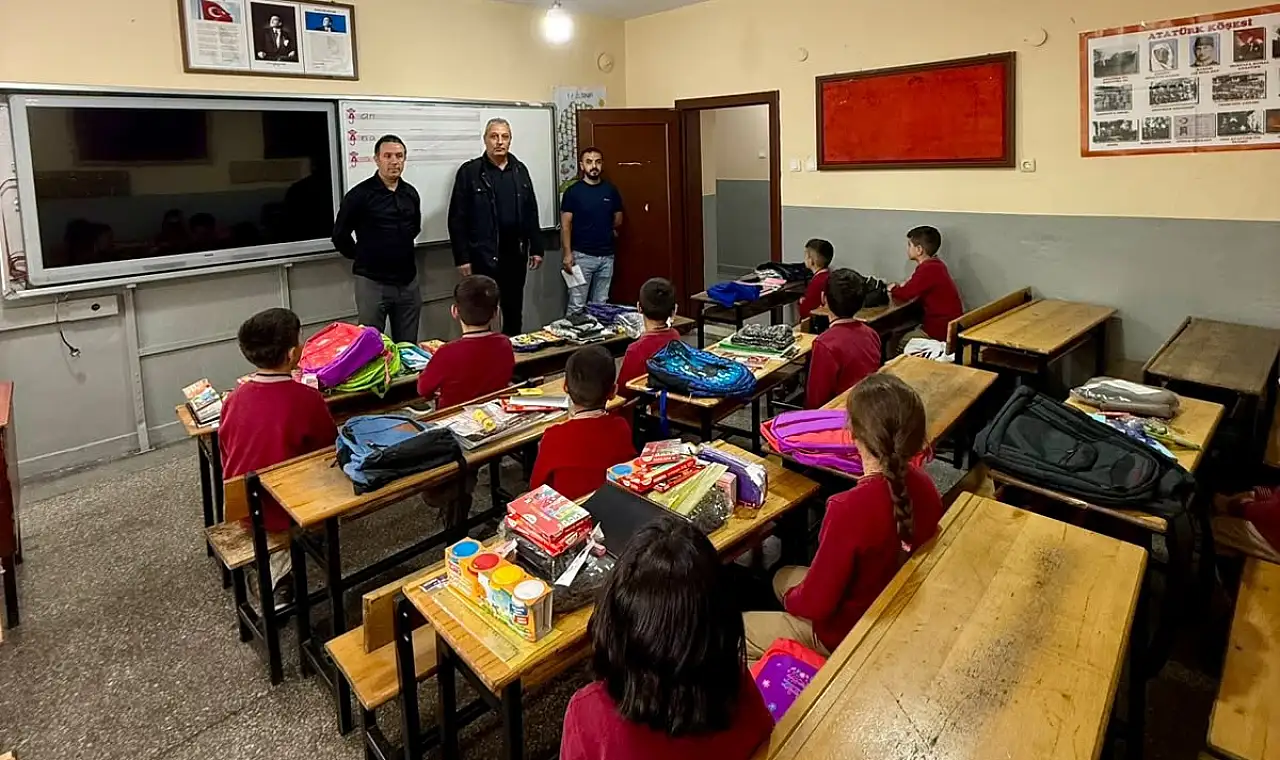 Atatürkçü Düşünce Derneği'nden Doğubayazıt'ta öğrencilere destek