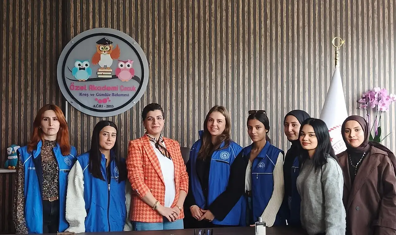 Ağrı'da gönüllü gençlerden miniklere sürpriz ziyaret