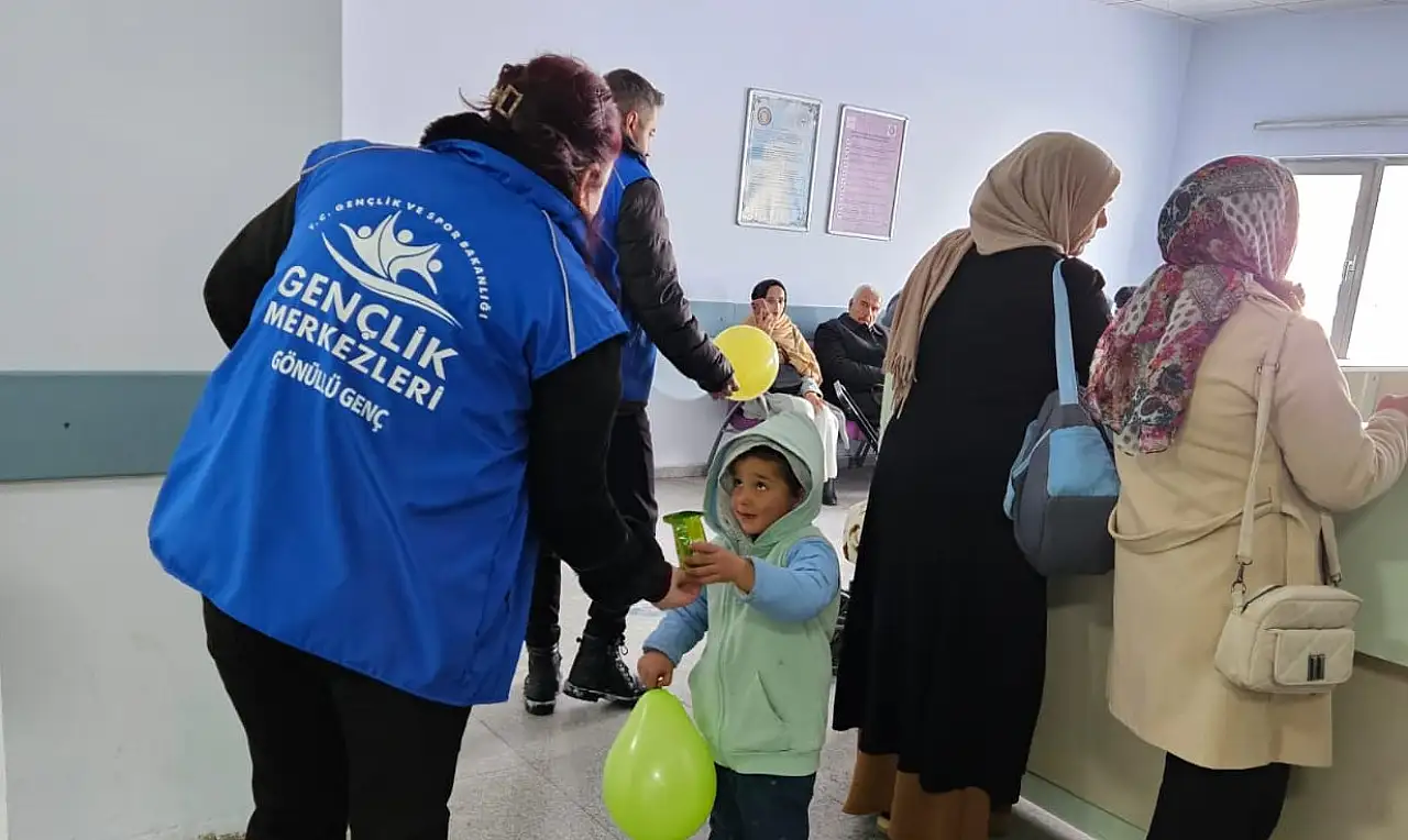 Doğubayazıt Gençlik Merkezi, hastanedeki çocuklara moral verdi
