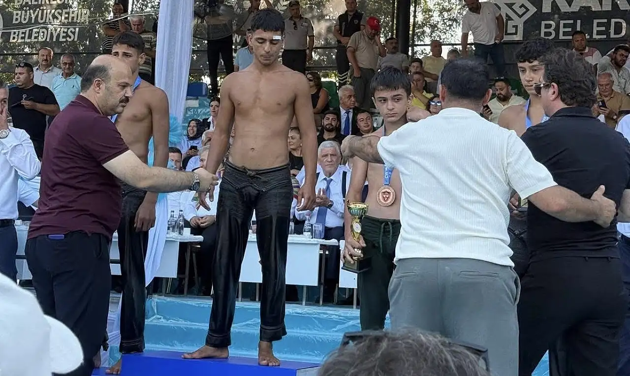 Ağrılı genç pehlivan Kurtdereli'de şampiyon oldu