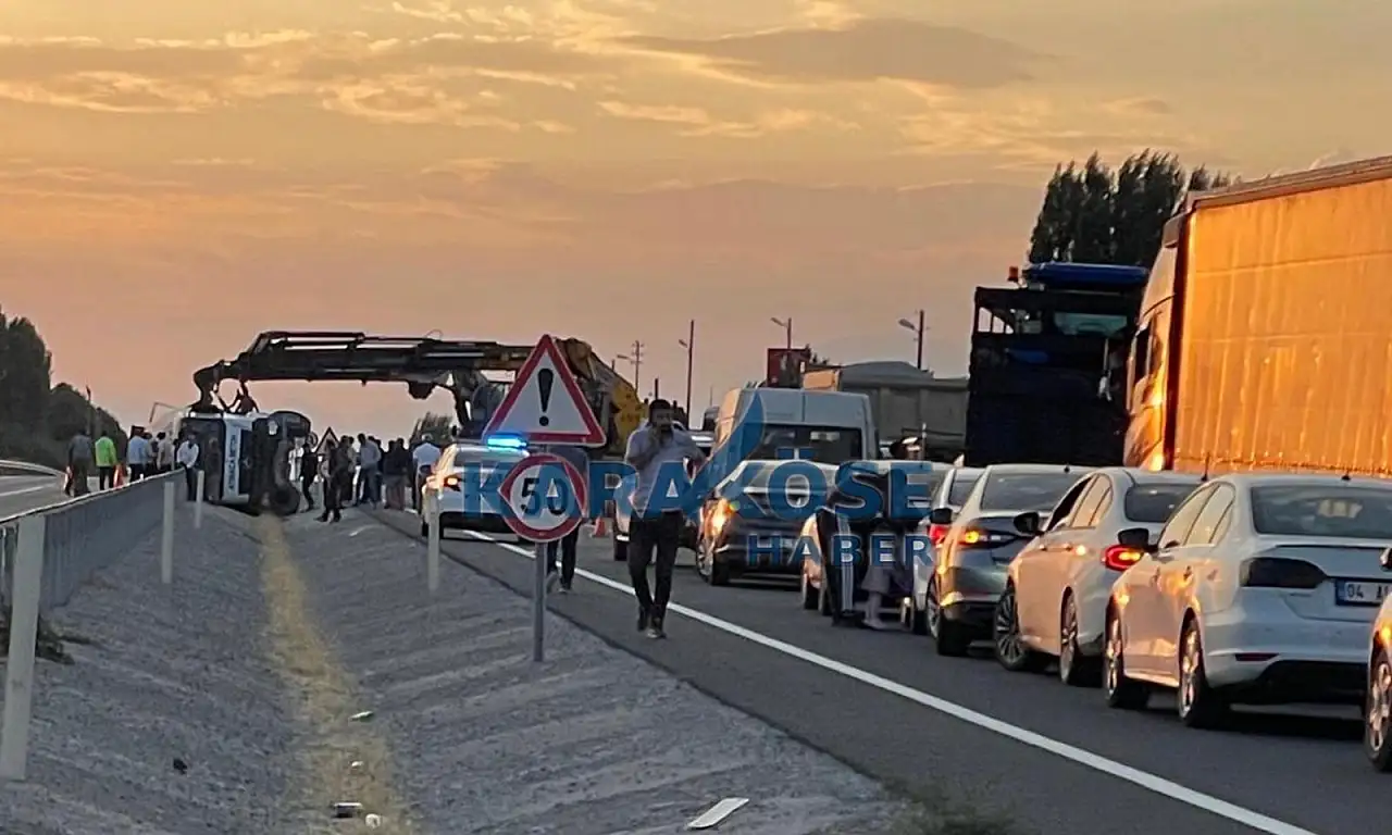 Ağrı-İran yolunda beton mikseri kazası: Trafik kilitlendi