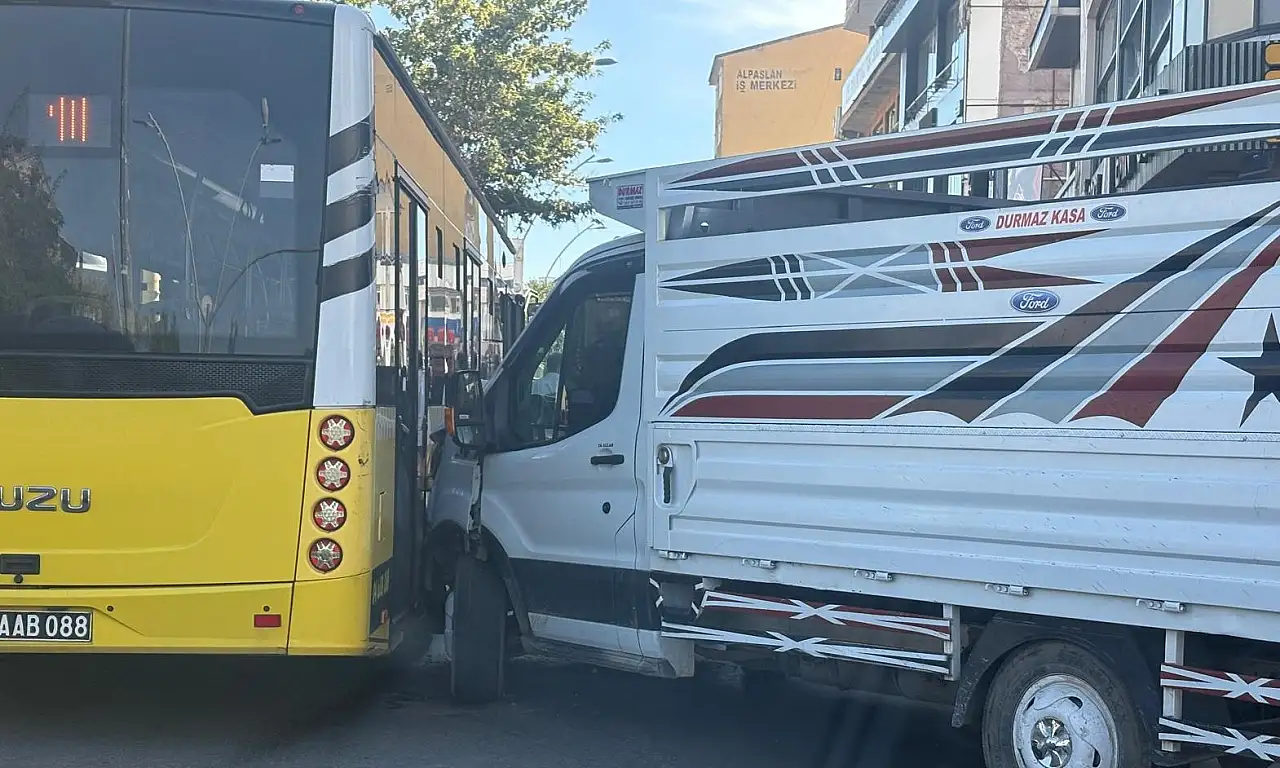 Ağrı'nın en yoğun noktasında otobüs ile kamyonet çarpıştı