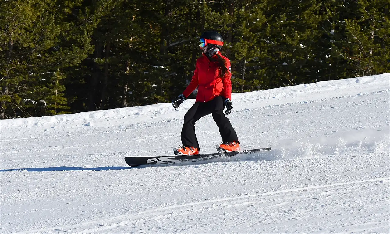 Kayak tutkunları Sarıkamış'ta yarıştı