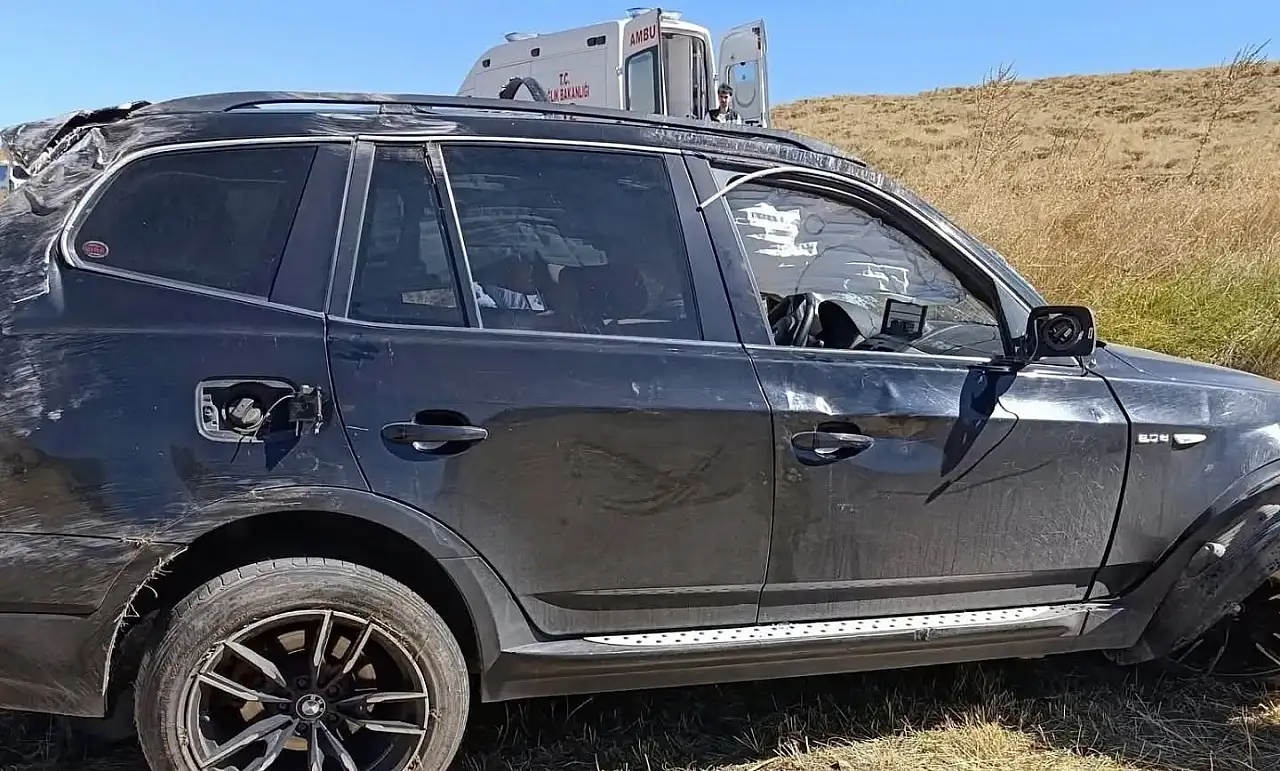 Ağrı'da otomobil şarampole uçtu! 3 yaralı var