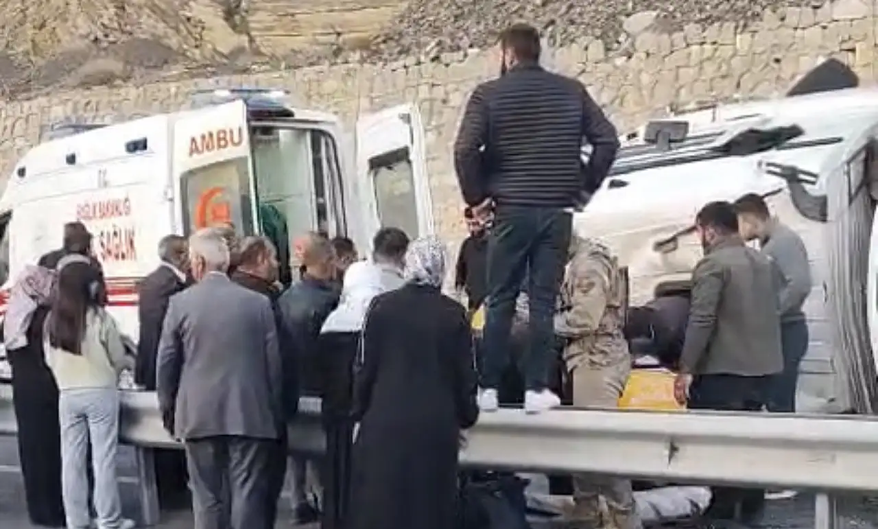 Van'da kontrolden çıkan tır devrildi! Sürücü yaralandı