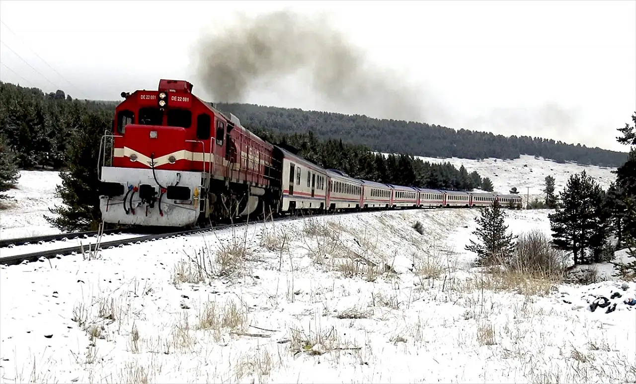 Nisan karı Sarıkamış'ta doğayı beyaza boyadı