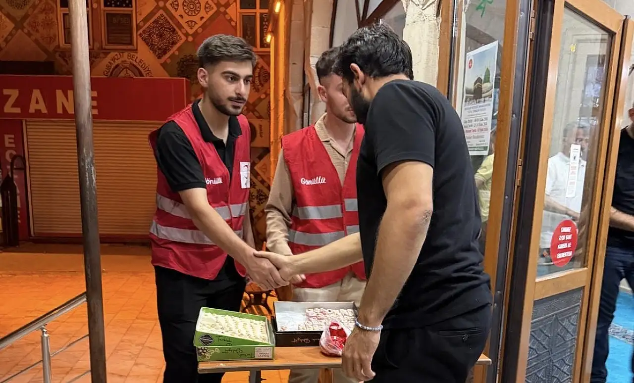 Doğubayazıt'ta Mevlit Kandili'nde Kızılay'dan anlamlı ikram