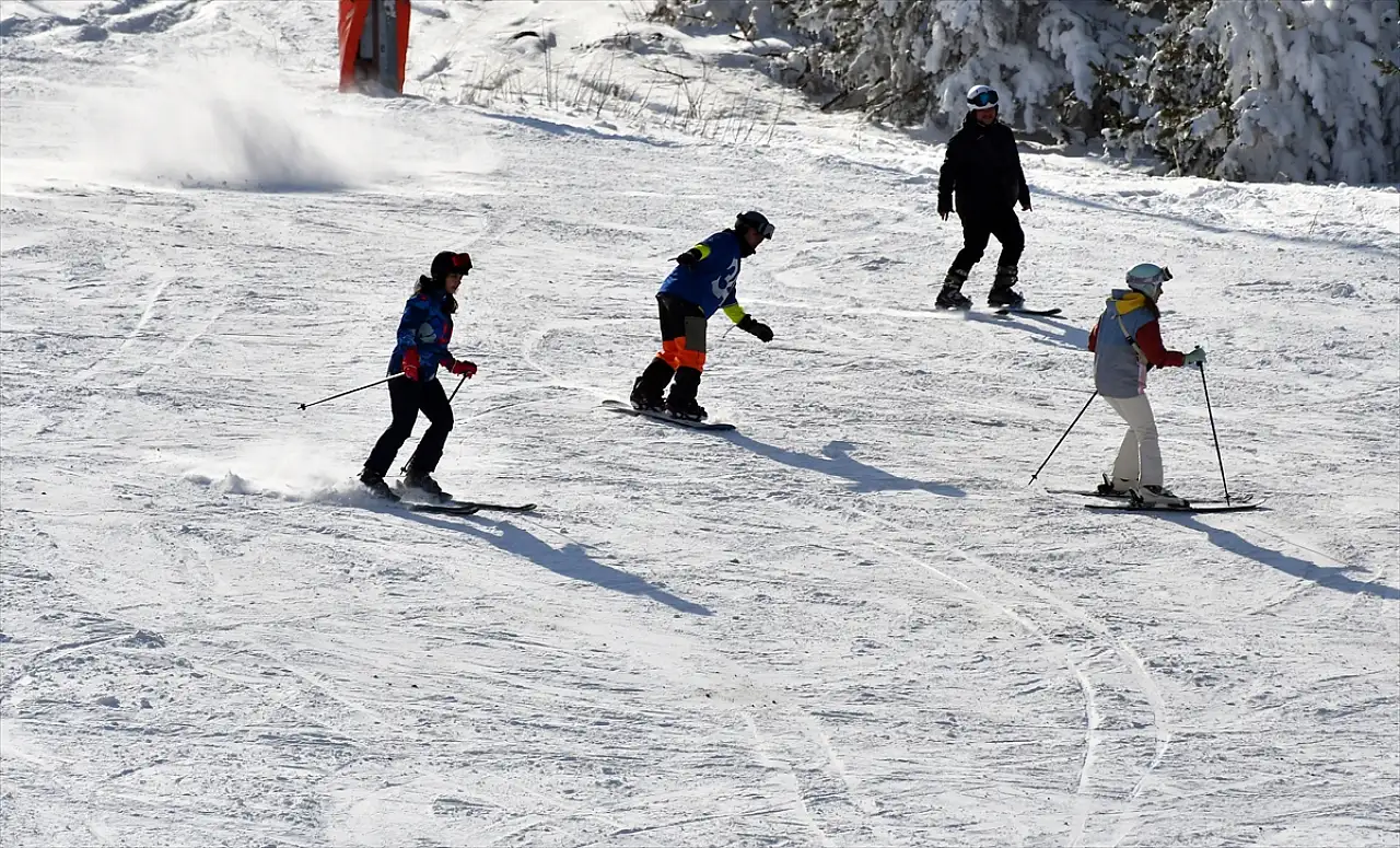 Sarıkamış Kayak Merkezi'nde hafta sonu kayak keyfi