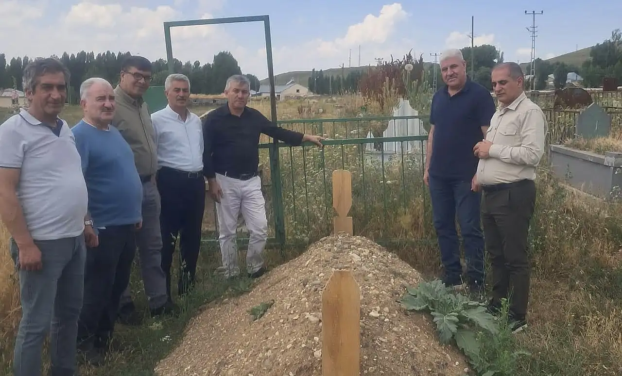 40 yıl sonra aynı sıraların arkadaşları Ağrı'da buluştu