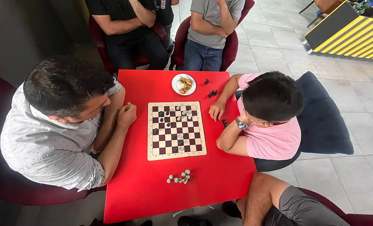 Eleşkirt'te yaz şenliklerinde satranç ve masa tenisi heyecanı