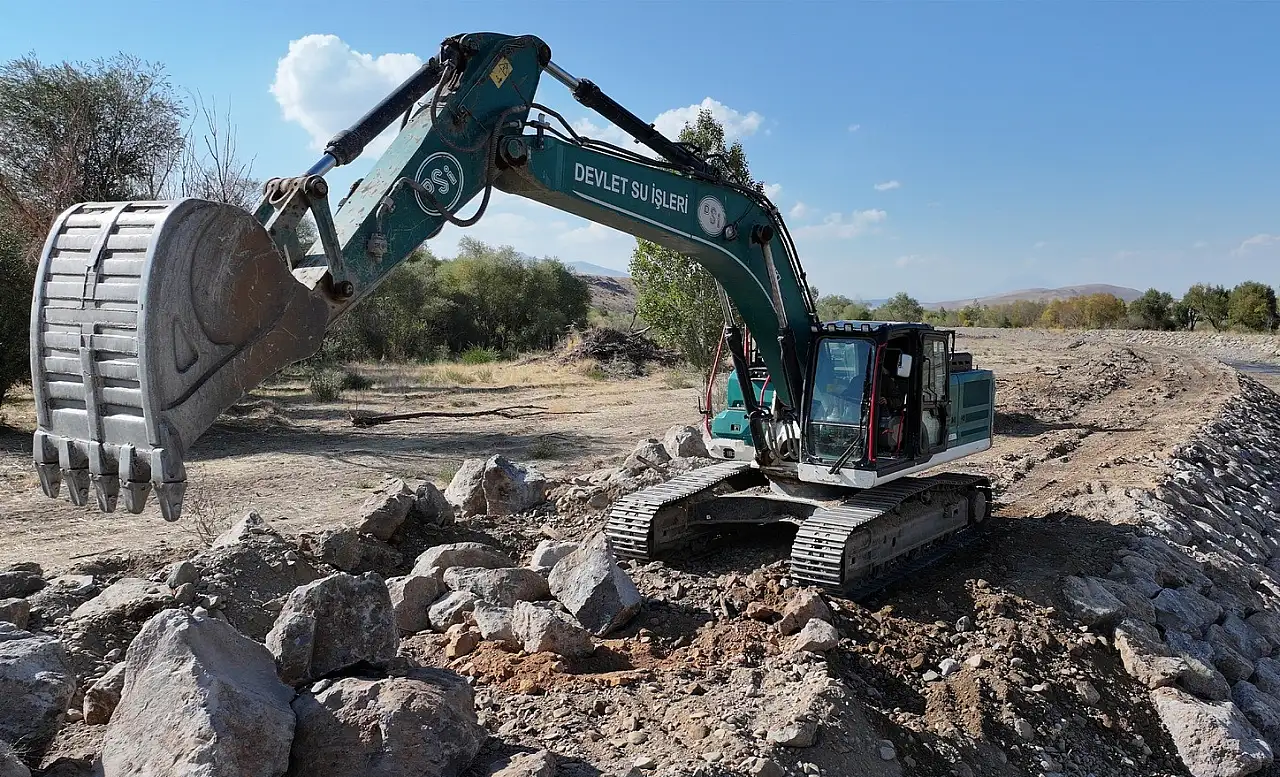 Hamur'da dere yatağı güçlendirildi, taşkın riski azaldı
