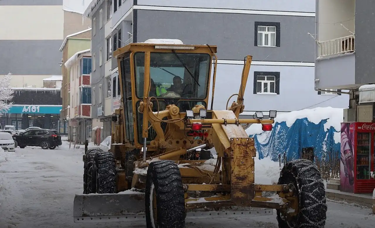 Güroymak'ta Karla Mücadele Çalışmaları Aralıksız Sürüyor