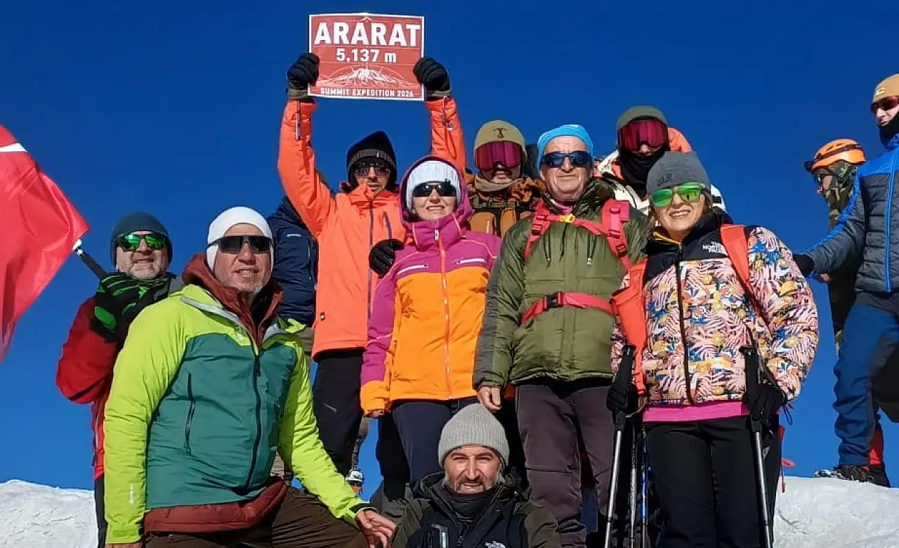 Ağrı Dağı'nda kar fırtınasına meydan okudular