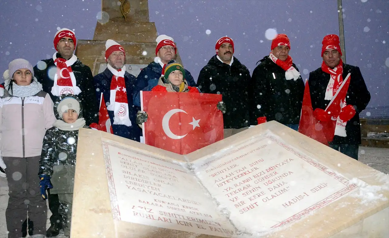 Sarıkamış şehitleri için Kars'ta meşaleli yürüyüş ve nöbet