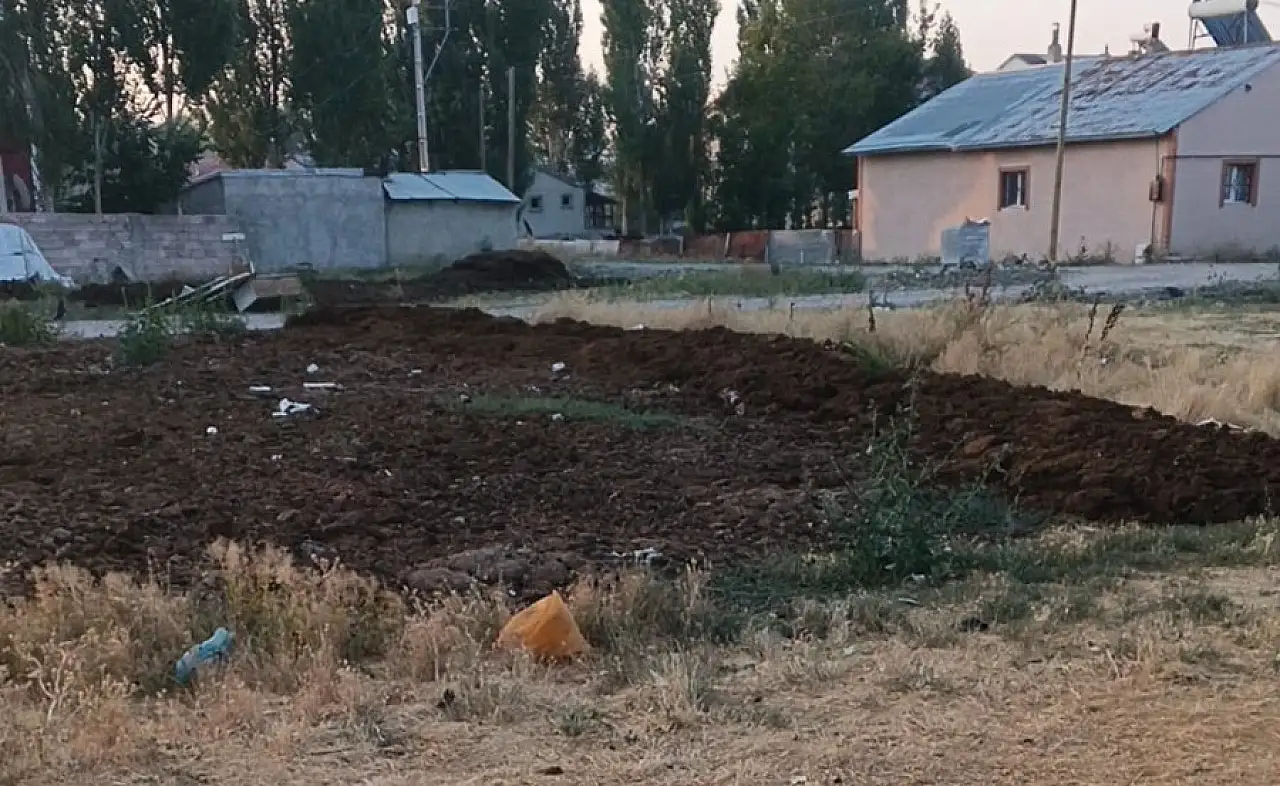 Ağrı'da mahallelinin gübre tepkisi! Evlerin birkaç metre ötesine dökülüyor