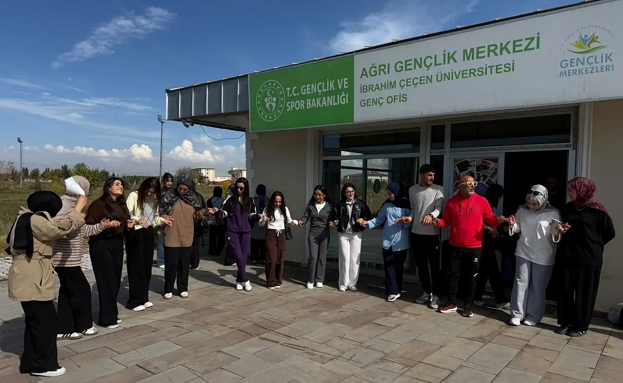 Ağrı'da hemşirelik öğrencileri derslerini Genç Ofis'e taşıdı
