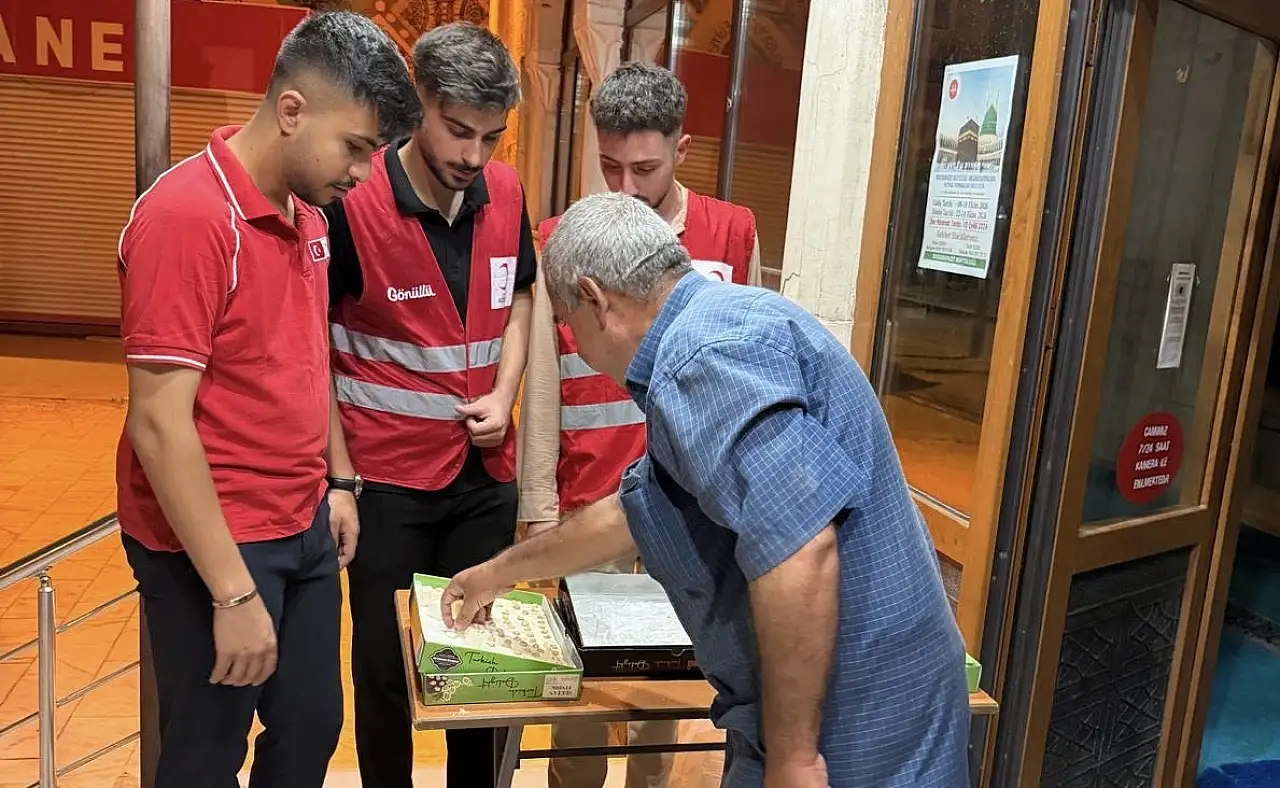 Doğubayazıt'ta Mevlit Kandili'nde Kızılay'dan anlamlı ikram