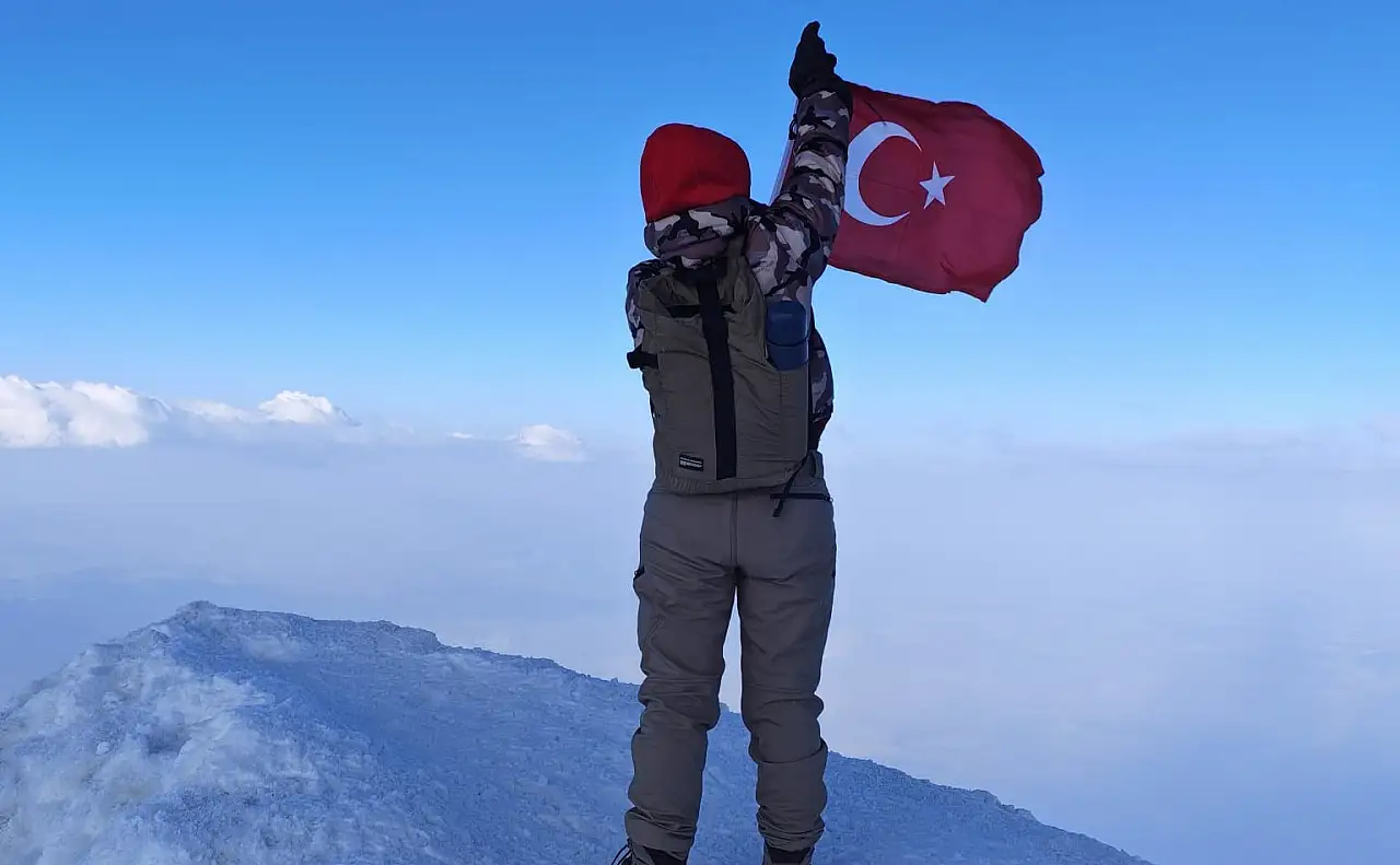 Zirvede Al Bayrağımızı dalgalandırdılar