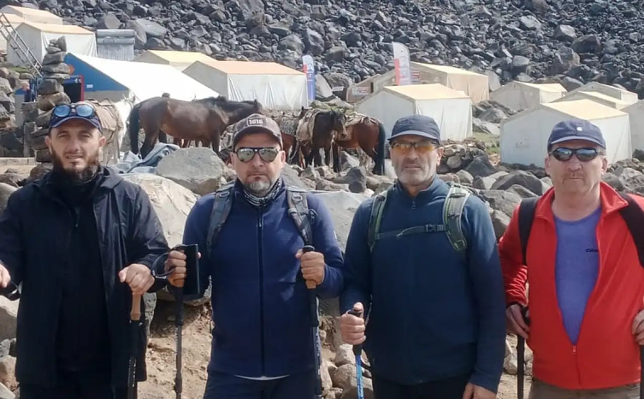 Çeçen dağcılar Ağrı Dağı zirvesinde şükür secdesi yaptı