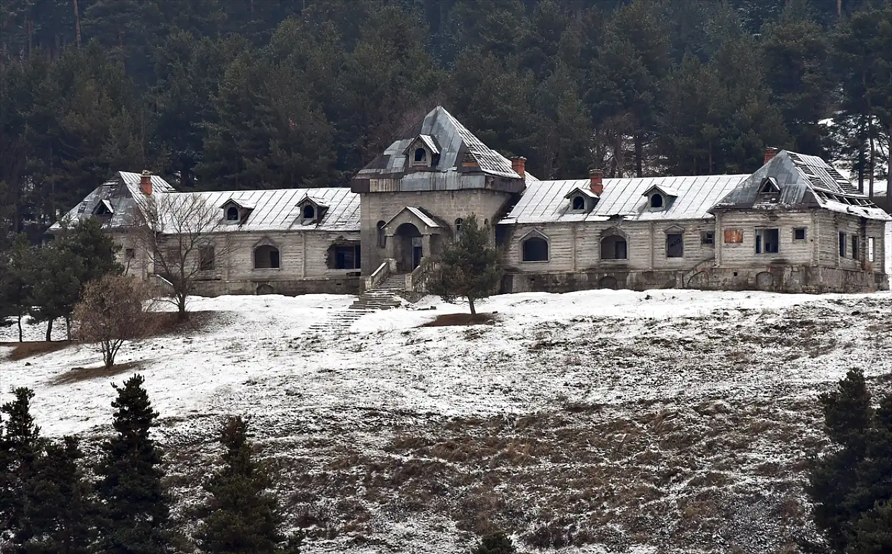 Nisan karı Sarıkamış'ta doğayı beyaza boyadı