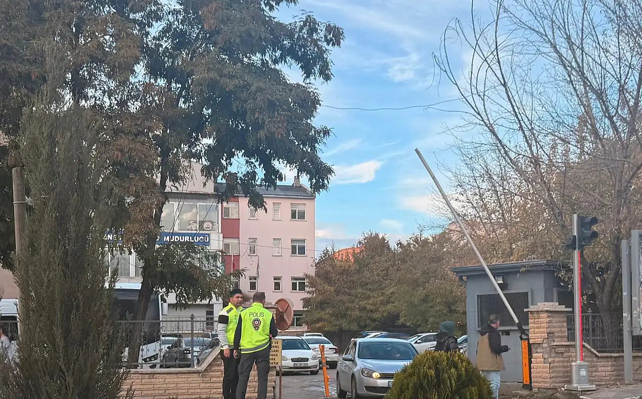 Ağrı'da trafik yoğunluğu artarken, polisler güvenliği sağlıyor