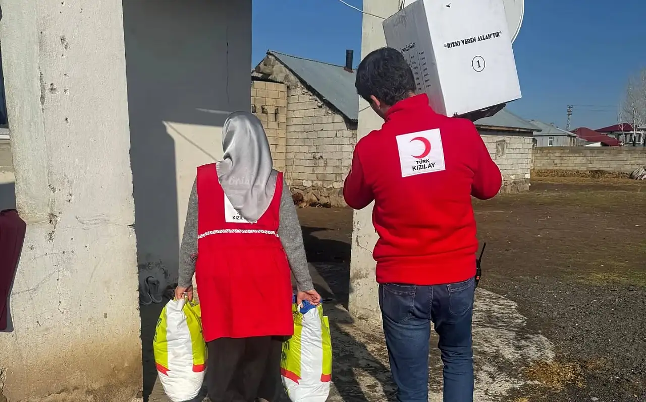 Patnos'ta Kızılay gönüllülerinden kapı kapı yardım mesaisi