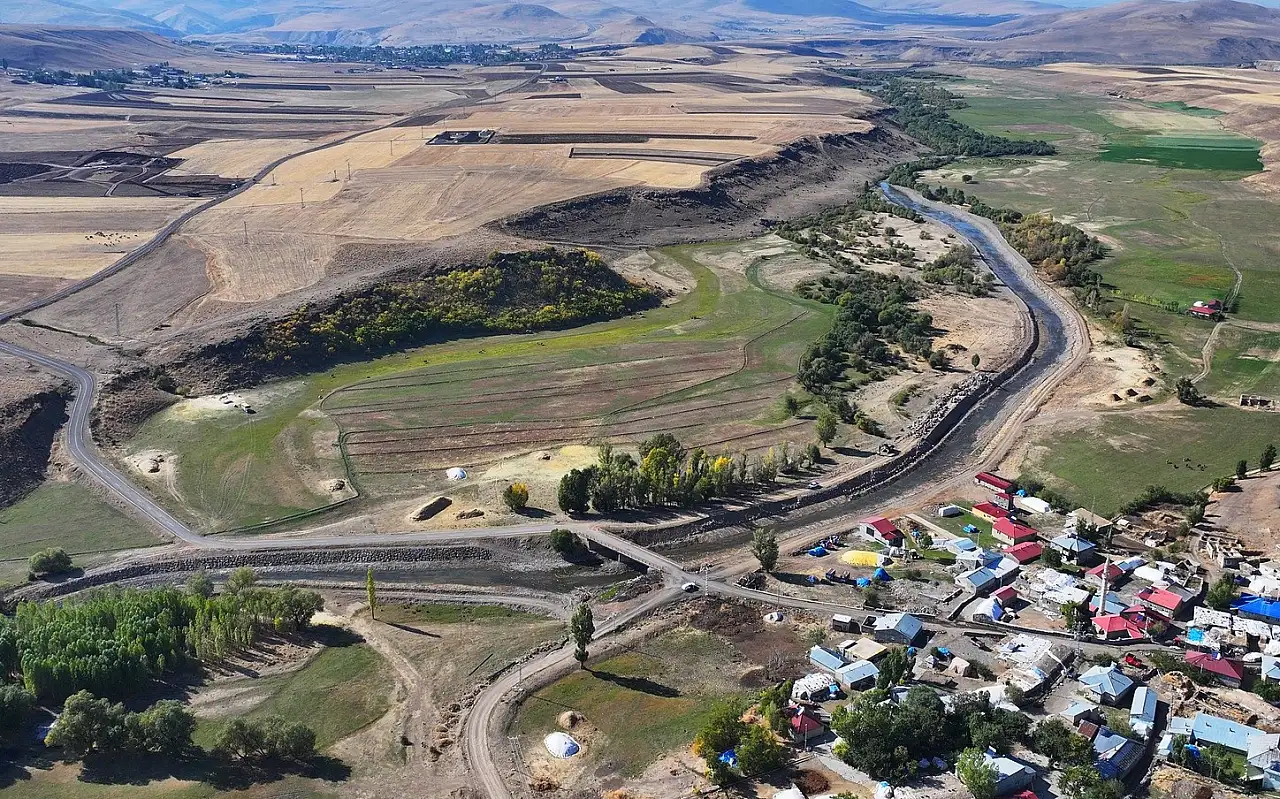Hamur'da dere yatağı güçlendirildi, taşkın riski azaldı