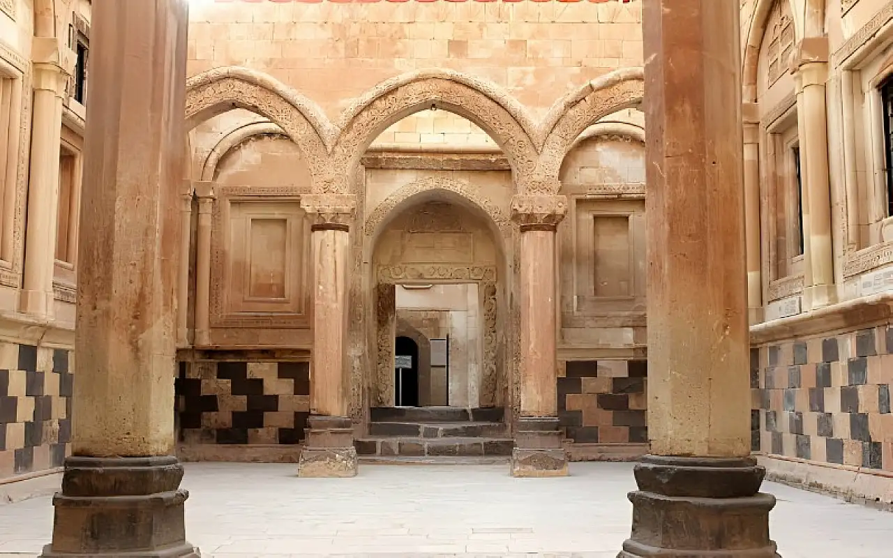 Doğubayazıt'ın Tarihi İhtişamı |İshak Paşa Sarayı hakkında Bilinmeyenler