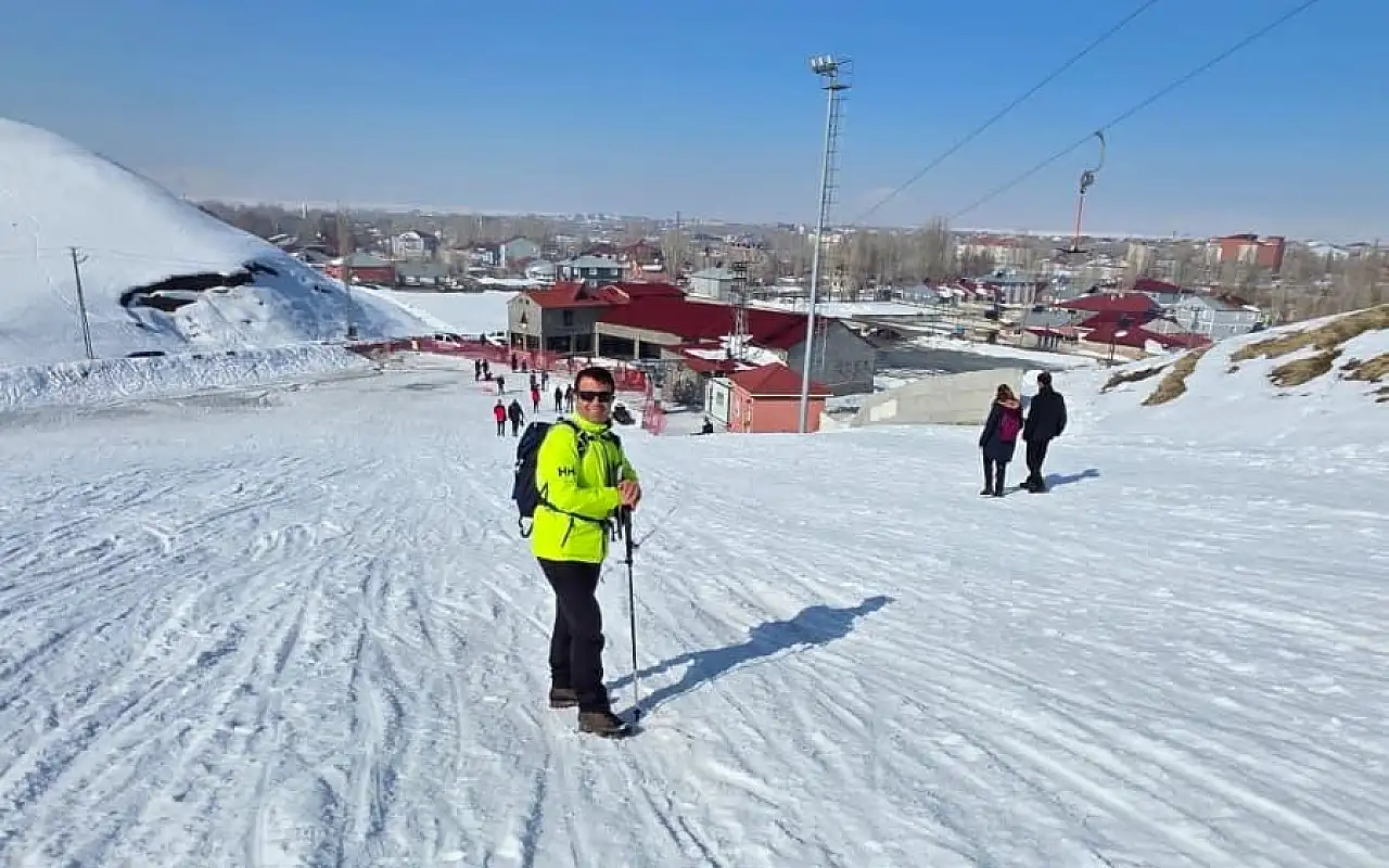 Doğubayazıtlı doğaseverler Küpkıran'da kayak yaptı