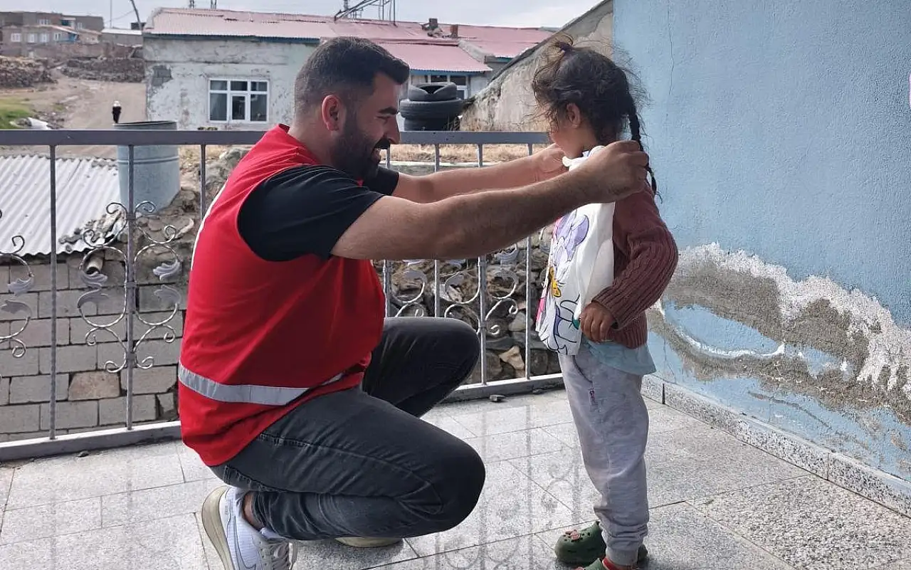 Kızılay gönüllülerinden çocuklara giyim desteği