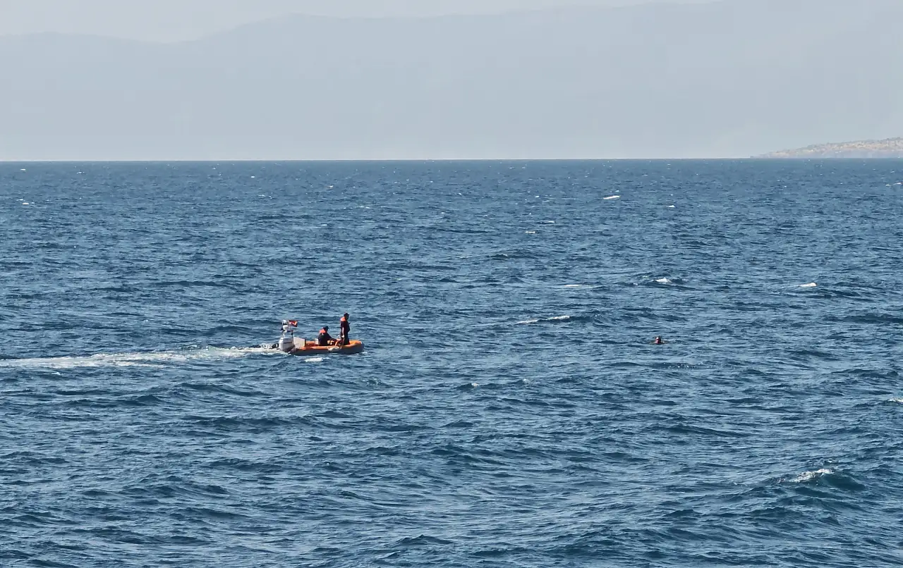Van Gölü'nde dalgalarla sürüklendi, Sahil Güvenlik 900 metre açıkta buldu