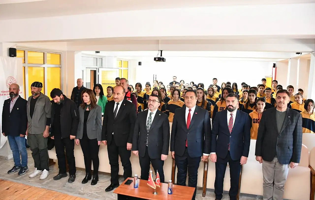 Gazi Kars Anadolu Lisesi'nde Vatan ve Kahramanlık Buluşması Düzenlendi