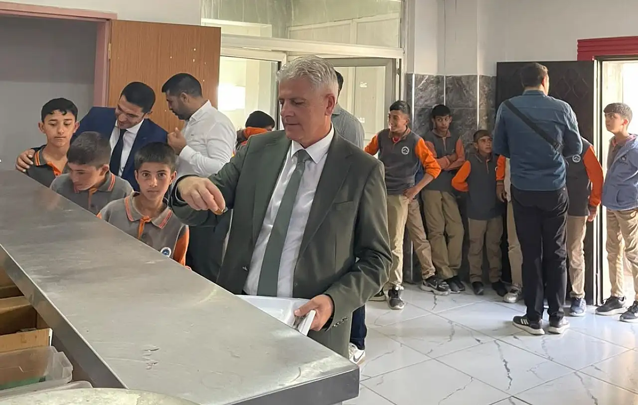 Müdür Kartal yatılı öğrencilerle güne aynı sofrada başladı