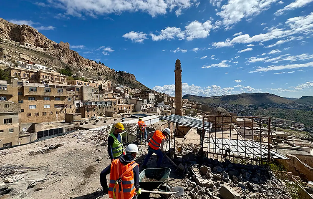 Tarihi kent Mardin'in dokusunu bozan betonarme binaların yıkımına yeniden başlandı