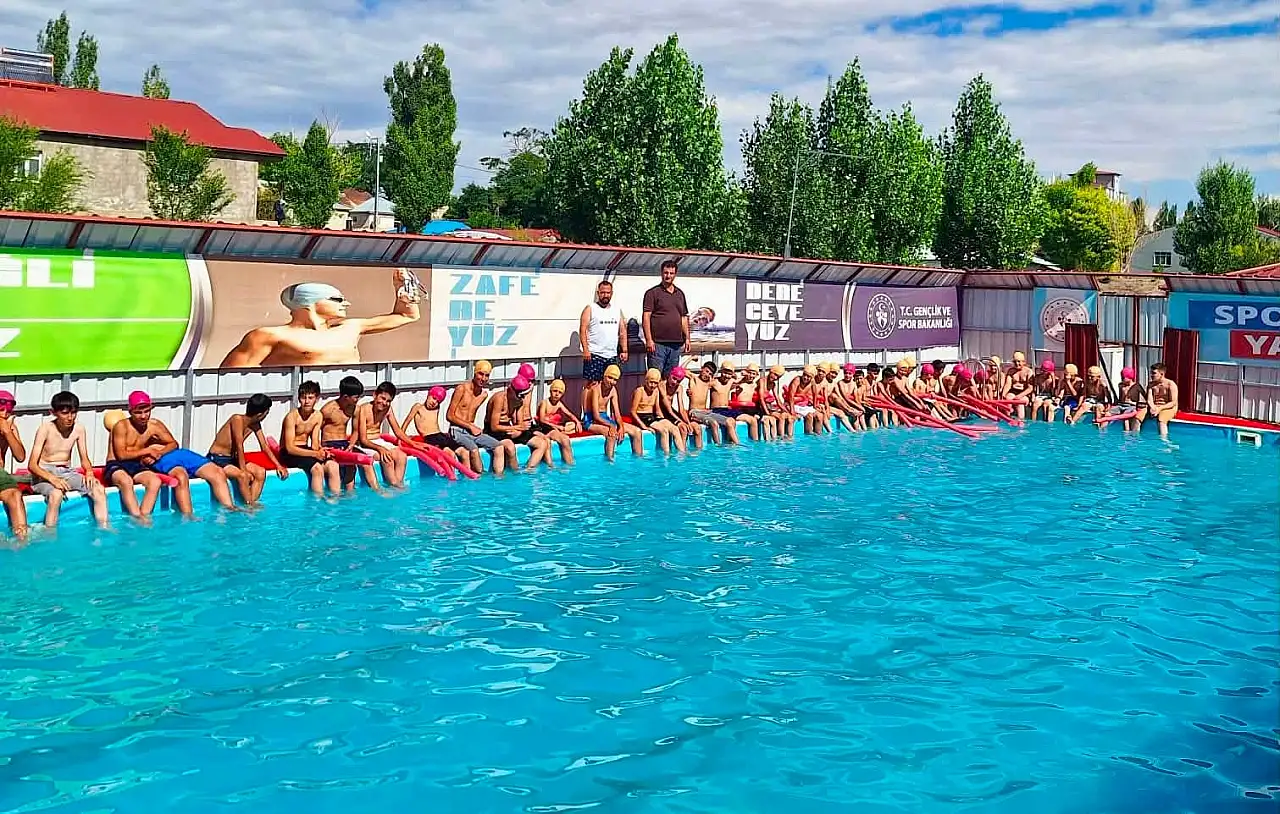 Taşlıçay'da çocuklar havuzlara akın ediyor