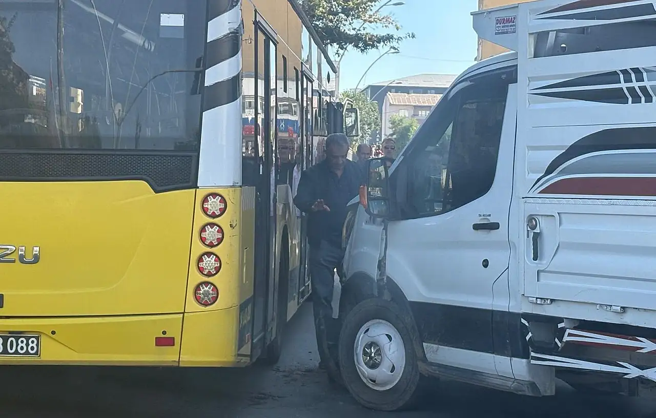 Ağrı'nın en yoğun noktasında otobüs ile kamyonet çarpıştı