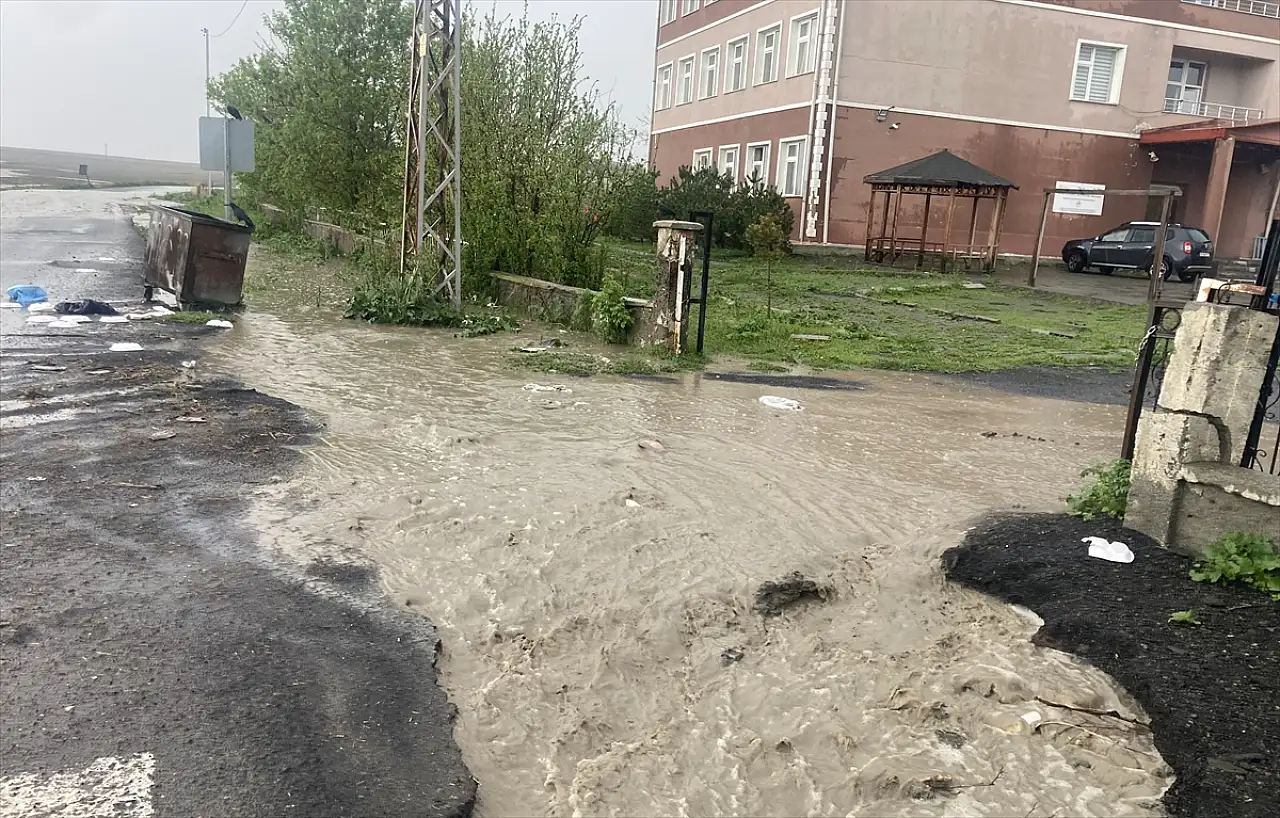 Kars'ta bir mahalle günü sel sularıyla geçirdi