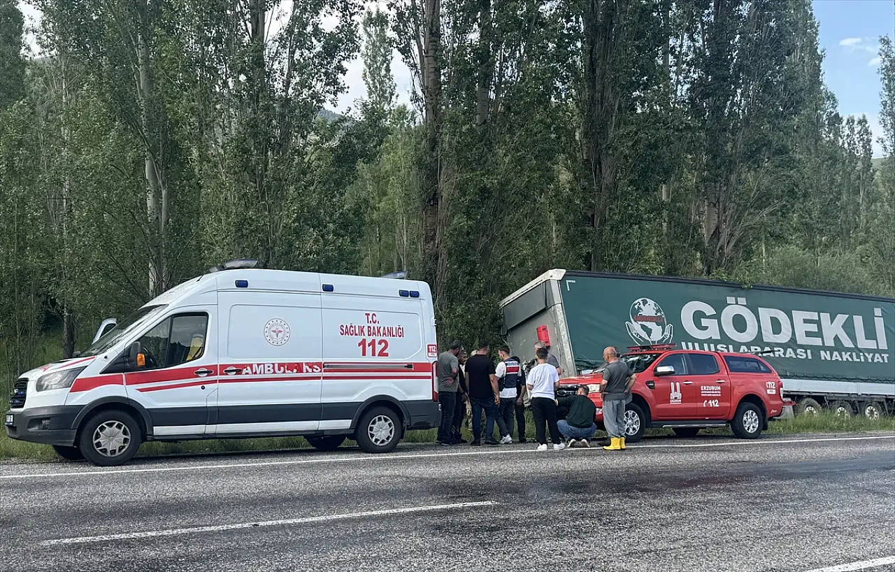 Erzurum'da kontrolden çıkan tır ağaçlara çarptı: Sürücü yaşamını yitirdi