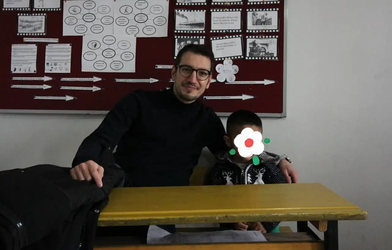 Ağrı'da köy okuluna taşınan 'Bir Mont Bir Bot Bir Bilgi' projesi minikleri sevindirdi